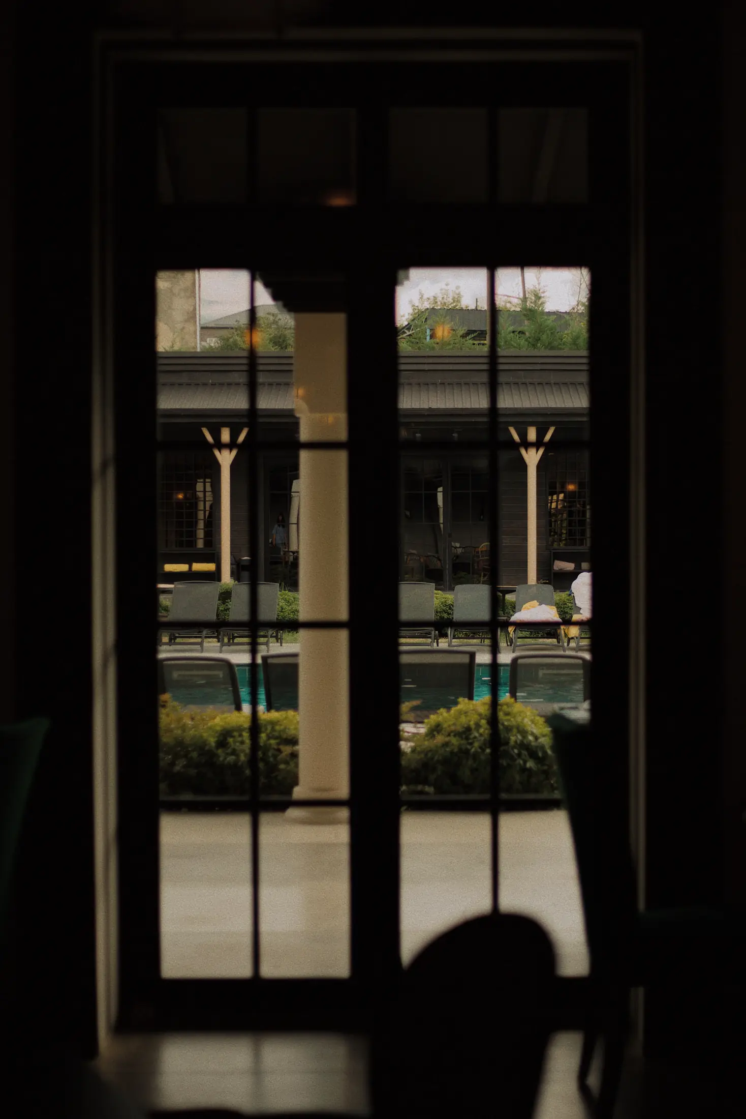 Symmetrical glass entrance